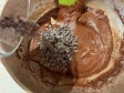 muffin con cacao e gocce di cioccolato in friggitrice