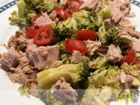 broccoli con pomodorini e tonno