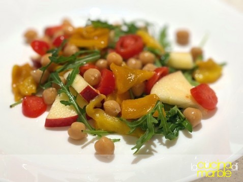 insalata di ceci con peperoni e mela