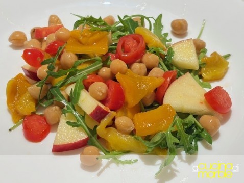 insalata di ceci con peperoni e mela