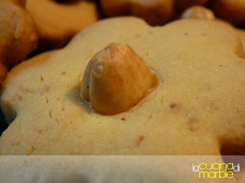 come attaccare la frutta secca ai frollini