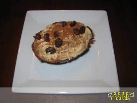 ovetti di cioccolata con mousse al caffè ovetti di cioccolata con mousse al caffè